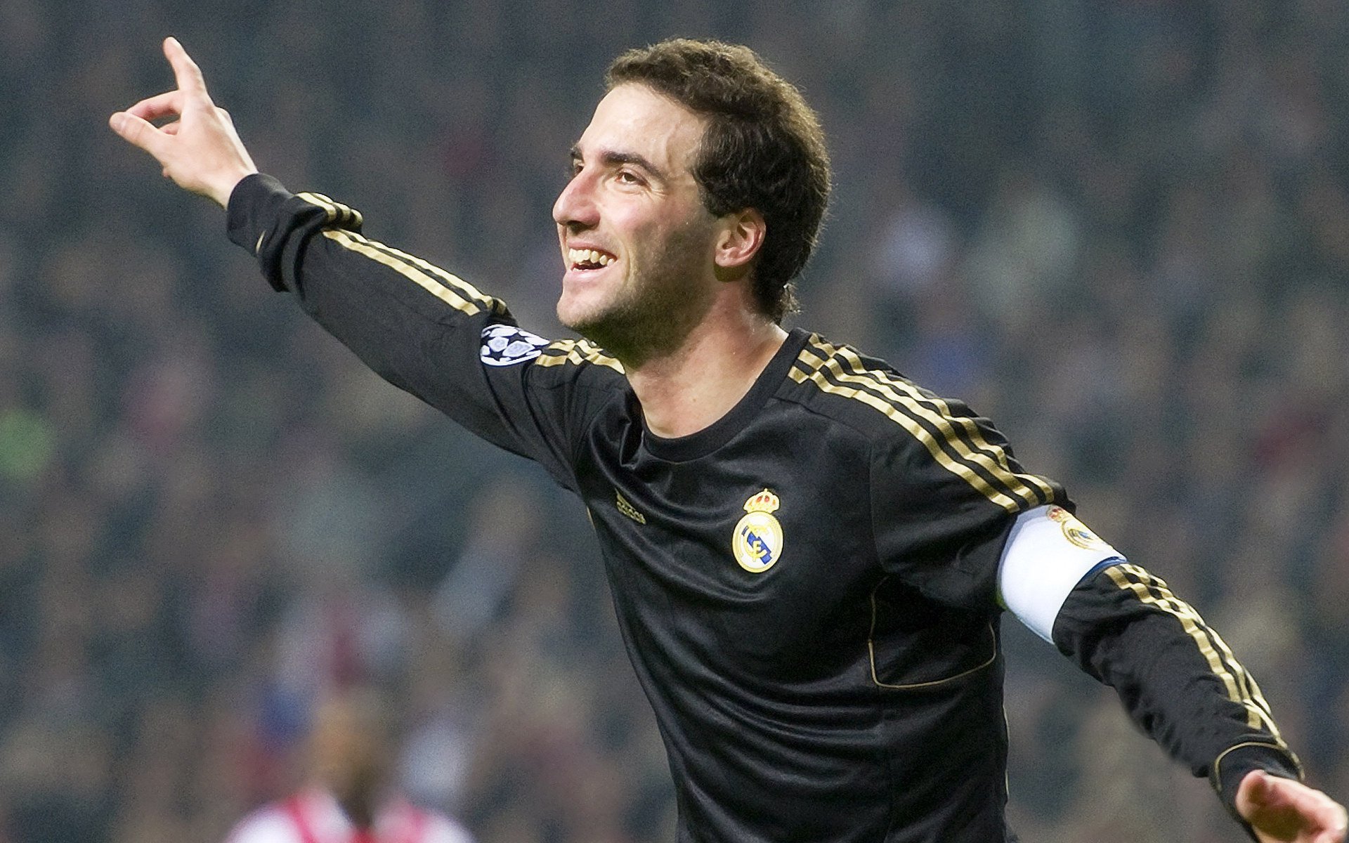 “2025世界运动会：高新体育中心健力赛事精彩纷呈，选手激情四溢”