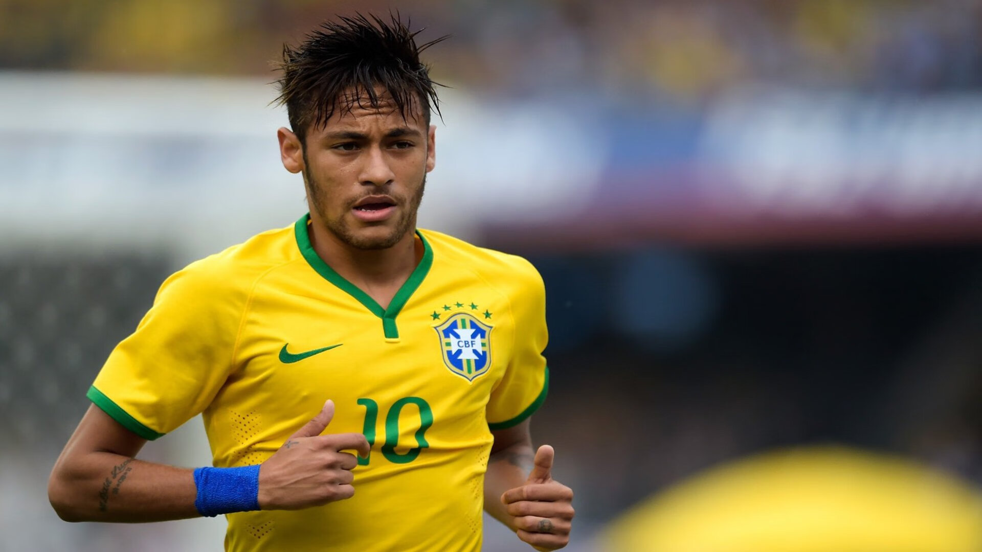 “武汉马拉松:冲刺瞬间,赛场爆发速度激情!”