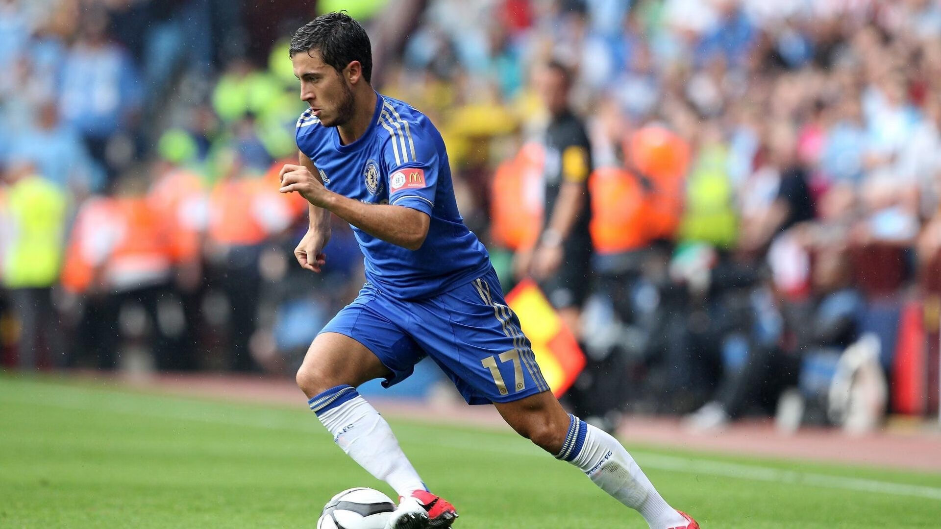 “婚纱马拉松” 新人穿婚纱礼服跑完5公里 拍照记录浪漫时刻